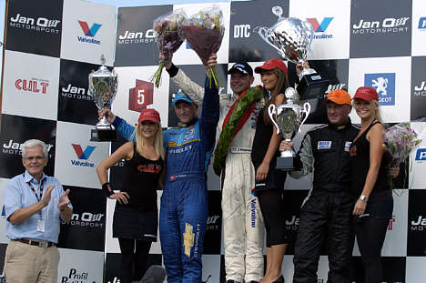 Podium i DTC mesterskabet - Peter Ager på 3. pladsen sammen med løbets vinder Jan Magnussen samt Michael Outzen på 2. pladsen.
(Foto: Jeppe Rimmen)